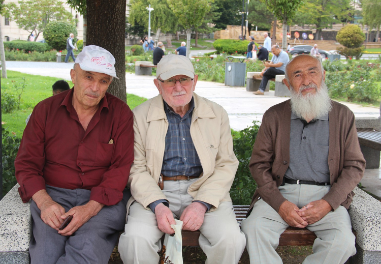 Sivaslı kadınlar erkeklerin erken ölmesini 'kadın dırdırına' bağladı