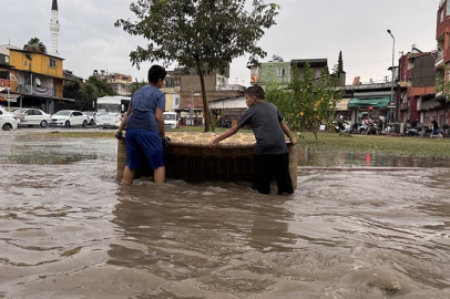 Adana'da şiddetli yağış ve rüzgar hayatı olumsuz etkiledi