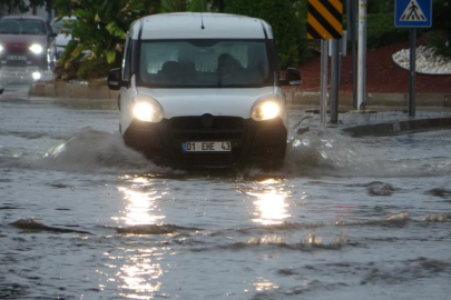 Adana'da süper hücre: Cadde ve sokaklar göl oldu