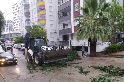 Çukurova Belediyesi ekipleri güçlü yağış ve fırtınanın ardından sahada