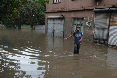 Sağanak yağış Adana’yı Venedik’e çevirdi