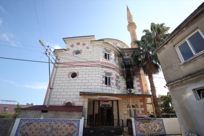 Mersin'de yıldırım düşen camide yangında cami hasar gördü