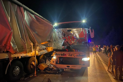 Adana'da yolcu otobüsü tıra çarptı