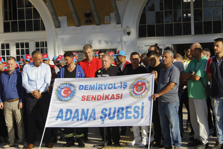 Türk-İş, Türkiye genelinde 81 ilde eşzamanlı olarak kamuda örgütlü olduğu iş yerlerinde basın açıklaması ve oturma eylemi yaptı. Türk-İş 4. Bölge Başkanı Edip Gülnar, işçilerin ekonomik zorluklar karşısında mağdur olduğunu ve ücretlerdeki vergi yükünün hafifletilmesi gerektiğini ifade etti. Türk-İş, Türkiye genelinde 81 ilde eşzamanlı olarak kamuda örgütlü olduğu iş yerlerinde basın açıklaması ve 1 saatlik oturma eylemi gerçekleştirdi. Adana'da yapılan eylemde, basın açıklaması Uğur Mumcu'da tren garının önünde 120 kişinin katılımıyla Türk-İş 4. Bölge Başkanı Edip Gülnar tarafından okundu. Gülnar, işçilerin artan ekonomik zorluklar nedeniyle mağdur olduğunu belirterek, işçi ücretlerinin üzerindeki vergi yükünün hafifletilmesi ve toplu iş sözleşmelerindeki dengesizliklerin giderilmesi gerektiğini vurguladı. “Bu dönemde olduğu kadar yoksulluk görülmedi, işçiler bu kadar mağdur olmadı” Türk-İş 4. Bölge Başkanı Edip Gülnar, “Bugünkü 4. Eylememizi yapmaktayız. Bugün burada olduğu gibi kamuda çalışan işçiler olarak 81 ilde saat 7’de başlayarak iş saatlerine göre basın açıklaması ve 1 saat işe geç başlama gibi eylemler yapıyoruz. Yaşadığımız sorunlara dikkat çekmek için 81 ilde basın açıklaması yaptık. Yaşadığımız sorunlara dikkat çekmek için önce geçtiğimiz ay 81 ilde basın açıklaması yaptık. Ardından 26 Ağustos’ta Tekirdağ/Çerkezköy’de, 3 Eylül’de ise Zonguldak’ta on binlerce işçinin katıldığı mitingler yaptık. Sesimizi duyurmak istedik. Sağduyulu davranmaya gayret ettik. Diyalog kapılarını açık tuttuk. Ancak bir sonuç alamadık.  Sürekli sabırlı olmamız istendi. Ama bıçak kemiğe dayandı. Bundan sonra sözümüzü meydanlarda yüzbinler ile söyleyeceğiz. Ekonomik krizin bedelini işçiler olarak biz ödemeyeceğiz. Asgari ücretin açlık sınırının altında olduğu, en düşük emekli maaşının asgari ücretten düşük olduğu bir toplumda huzurdan söz edilemez. Geçim şartları ağırlaştı. Ancak bu dönemde olduğu kadar yoksulluk görülmedi, işçiler bu kadar mağdur olmadı” diye ifade etti.  “İşçi ücretlerinin üzerindeki vergi yükü azaltılmalıdır” Edip Gülnar basın açıklamasında gelir vergisi oranı bütün işçiler için yüzde 15’de sabitlenmesi gerektiğini belirterek şunları söyledi:   “Ülkemizde gelir adaletini sağlamak için vergide adaletin sağlanması gerekir.   Az kazanandan az çok kazanandan çok vergi alınmalıdır. Bu ülkenin sağladığı kaynakları kullanarak servet elde edenler var. Ama işçinin ödediği kadar vergi vermiyorlar. İşçiler 12 ay çalışmakta ve fakat 2,5 aylığını vergi olarak ödemek zorunda kalmaktadır. Yaptıkları her harcamada KDV’si, ÖTV’si olmak üzere ödediği dolaylı vergi var.  Vergi sisteminde acil olarak düzenleme yapılmalıdır. Gelir vergisi tarife basamakları ve oranları kabul edilebilir düzeyde güncellenmelidir. İşçi ücretlerinin üzerindeki vergi yükü azaltılmalıdır. Gelir vergisi tarifesi ilk basamağı, geçmiş yıllarda olduğu gibi, brüt asgari ücretin 12 katından az olmamalıdır. Gelir vergisi oranı bütün işçiler için yüzde 15’de sabitlenmelidir. İşçilere yapılan sosyal amaçlı ödemelerden vergi kesilmemelidir.” “Toplu iş sözleşmelerindeki ücret zammı oranı arasındaki fark ortadan kaldırılmalıdır” Gülnar, “Kamu kesimi toplu iş sözleşmelerinde yaşanan sıkıntıyı biliyorsunuz. 2023 yılında Çerçeve Anlaşma Protokolü kapsamında imzalanan toplu iş sözleşmelerinin yürürlük başlangıç tarihleri farklıdır. Enflasyonun yüksek olması sebebiyle, sözleşme başlangıç tarihleri arasındaki bir aylık zaman farkı bile ücret zammı açısından soruna yol açmıştır. Kamuda bir ücret dengesizliği ortaya çıkmıştır.  Bu sorun, işyerlerinde huzursuzluğa yol açmaktadır.  Ücretlerde ortaya çıkan farklılık, çalışma barışını ve üretimi olumsuz noktaya taşıyabilecek noktaya gelmiştir.  Acilen, ek çerçeve anlaşma protokolü yapılması talebimizi yaptık.   Yürürlük başlangıç süresi Ocak ayı olanlarla, 1 Şubat ve ilerleyen aylarda olan toplu iş sözleşmelerindeki ücret zammı oranı arasındaki fark ortadan kaldırılmalıdır” diye ifade etti. “İşçinin hak kaybına uğramasının önüne geçilmelidir” Edip Gülnar SGK sistemindeki sorun nedeniyle emekli olacak işçilerin yaşadıkları sorunlara değinerek şunları söyledi: “Sosyal güvenlik sistemimizde birçok sorun çözüm beklemektedir. Ancak bu sorunlara yenileri de eklenmektedir. Emekli aylığı bağlanmasında geçmişte yapılan düzenlemelerin ne anlama geldiği bugün daha iyi anlaşılmaktadır.  Aynı işyerinde aynı dönemde çalışan iki işçiye emekli aylığı başvuru tarihleri farklı olduğu için farklı aylık bağlanabilmektedir.  Uygulanan sosyal güvenlik sistemi nedeniyle, enflasyon farkının yüksek olduğu bu dönemde, 2024 yılı içerisinde emekli aylığı talebinde bulunanların emekli aylıkları, 2025 yılında başvuracaklara göre daha fazla olacaktır. Bu durum birçok işçinin emeklilik başvurusu yapmasına sebep olmaktadır. Nitelikli çalışanlar oluşacak fark sebebiyle emekli olmayı tercih etmektedir.  Bu mağduriyetin yaşanmaması için gerekli yasal düzenlemeler yapılmalıdır. İşçinin hak kaybına uğramasının önüne geçilmelidir.” “Bozulan ekonominin bedelini biz ödemeyeceğiz” Gülnar, “TÜRK-İŞ; sadece işçinin değil, emeklinin, çiftçinin, esnafın yani dar ve sabit gelirli geniş kesimlerin insana yakışır şartlarda yaşaması için mücadele etmektedir.  Sendikalı işçi ile örgütsüz işçi, memur ile işçi, sigortalı işçi ile kayıtdışı çalışanı ve mülteciyi karşı karşıya getirmeye çalışıyorlar. İşsizlerin iş beklentisiyle çalışanlara baskı kurulmak isteniyor. Türkiye ucuz işgücü ülkesi olmayacaktır. Rekabet düşük işçi maliyet sağlanmamalıdır.  Zorlu çalışma şartlarını biz yaşıyoruz. Geçim sıkıntısını biz çekiyoruz.  Bozulan ekonominin bedelini biz ödemeyeceğiz” dedi.