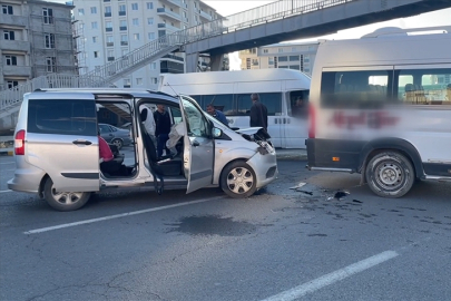 Kars'ta öğrenci servisi ile otomobilin çarpıştığı kazada 6 kişi yaralandı