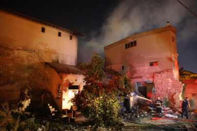 Antakya'da metruk binada çıkan yangın itfaiye ekiplerince söndürüldü