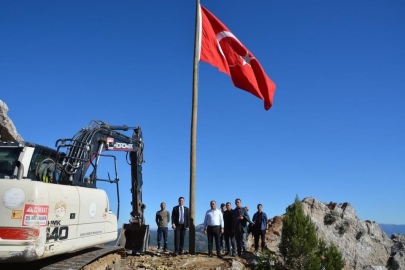 Saimbeyli’nin kurtuluşunun 104. yıl dönümü etkinlikleri Türk bayrağı dikilerek başladı