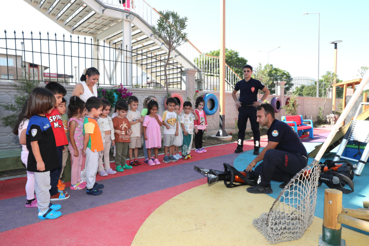 Yüreğir Belediyesi’nden minik yüreklere itfaiye eğitimi 2