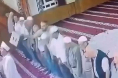 Namaz esnasında imamın kafasına tabureyle vurdu! Cemaat saldırgana vantilatörle müdahale etti