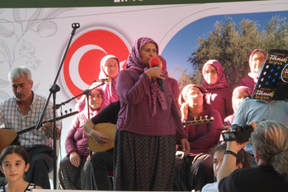 Mersin’de şalvarlı kadınlar korosu