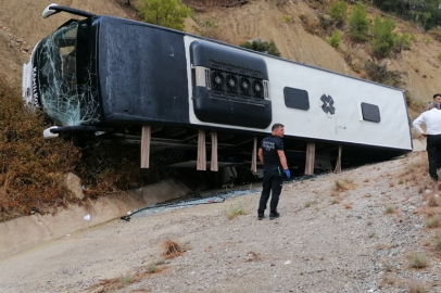 Bucak'ta otobüs ve tır çarpıştı: 8 yaralı