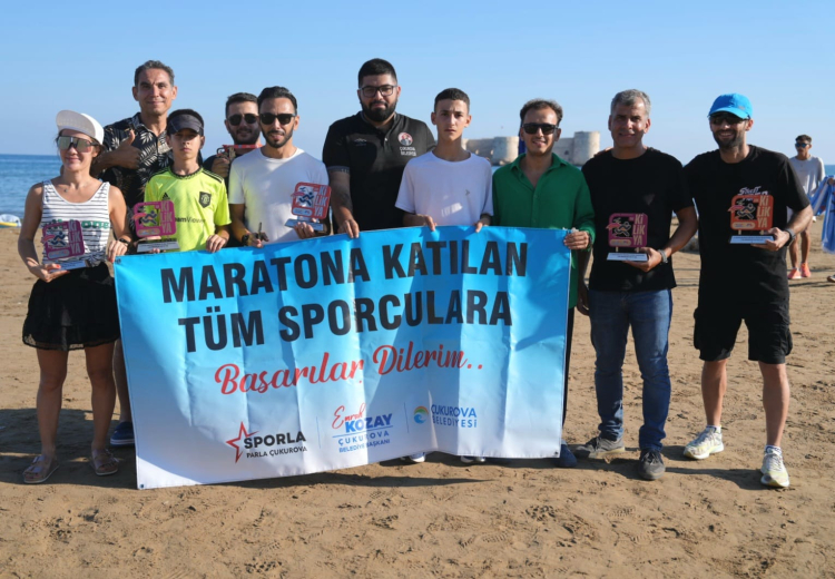 Çukurova Belediyesi, Kızkalesi'nde düzenlenen 3. Uluslararası Kilikya Ultra Maratonu'nda iki birincilik, bir ikincilik ve bir üçüncülük alarak toplamda 4 kupa kazandı. Çukurova Belediyesi, Mersin Büyükşehir Belediyesi tarafından Kızkalesi'nde düzenlenen 3. Uluslararası Kilikya Ultra Maratonu'nda büyük başarı elde etti. 16 şehirden 550 sporcunun katıldığı maratonda, Çukurova Belediyesi sporcuları iki birincilik, bir ikincilik ve bir üçüncülük olmak üzere toplamda 4 kupa ile döndü.  16 Kentten 550 sporcu 5 kategoride yarıştı ‘Doğanın içinde tarihe koş’ sloganıyla gerçekleştirilen maratonun  startını Büyükşehir Belediye Başkanı Vahap Seçer verdi. 10 ülke ve Türkiye’den 16 şehirden toplam 550 sporcu beş kategoride yarıştı. Bütün parkurların bitiş noktası da Kızkalesi oldu.  ÇUKUROVALI SPORCULARDAN 4 KUPA Heyecanlı ve çekişmeli geçen maraton sonunda Çukurova Belediyesi personeli Koray Het 33K Genel Klasman Kategorisinde birincilik; Çukurova Belediyesi adına yarışan Rıdvan Aykul 33K yaş grubunda birincilik; Fahrettin Çakay 15K yaş grubunda ikincilik; Gonca Ateş Arıkan ise 15K yaş grubu kategorisinde rakiplerini geride bırakarak üçüncülük kürsüsüne çıktı. “Çukurova Belediyemizin bayrağını zirvede taşımaya devam edeceğiz”  Kazandıkları kupaları Çukurova Belediye Başkanı Emrah Kozay’a armağan ettiklerini belirten Koray Het şu ifadeleri kullandı: “Çukurova adına büyük bir gurur ve sevinç yaşıyoruz. Başkanımız Emrah Kozay maratonda bize büyük bir destek verdi. Sonsuz teşekkürlerimizi iletiyoruz. Zorlu geçen parkur sonunda yüzlerce rakibimiz geride bırakarak kürsüye çıkmayı başardık. Çukurova Belediyemizin bayrağını zirvede taşımaya devam edeceğiz” Törende atletlere kupalarını Mersin Büyükşehir Belediyesi Genel Sekreteri Olcay Tok verdi. 