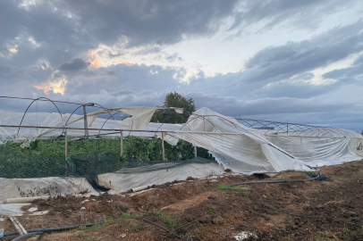 Antalya’da çıkan hortum ev ve seralara zarar verdi