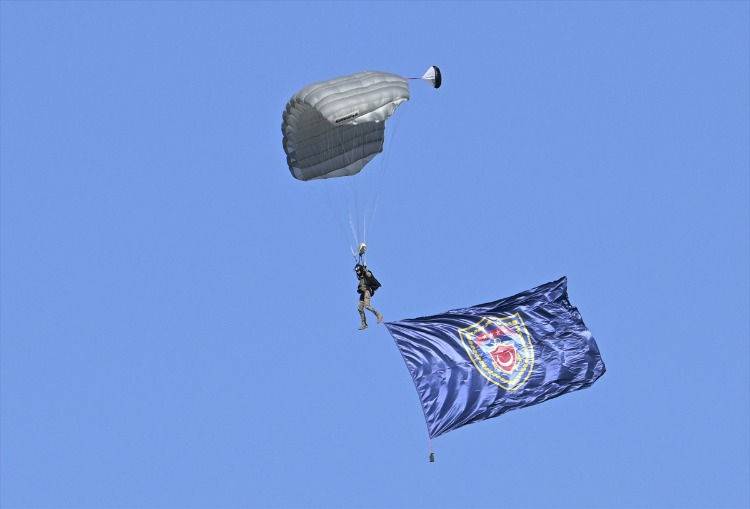 Festivalin ilk gününde paraşüt atlayışları gerçekleştirildi.