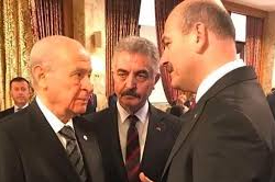 Soylu elini öpmek istedi Bahçeli, nezaketle engelledi