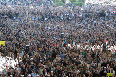 Tahran'da Hamaney'in cuma namazı sonrası binlerce kişi İsrail'i protesto etti