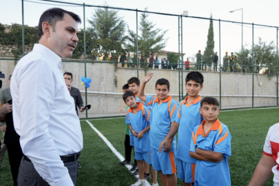 Bakan Murat Kurum, Adıyaman'da çocuklarla futbol oynadı