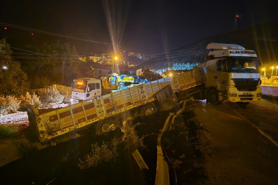 Hatay'da şarampole devrilen tırdaki domatesler yola saçıldı