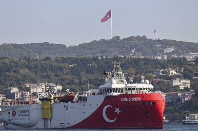 Oruç Reis Sismik Araştırma Gemisi, İstanbul Boğazı'ndan Somali'ye uğurlandı