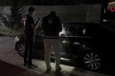 Osmaniye’de lüks otomobilde 4 göçmen yakalandı, 1 kişi tutuklandı