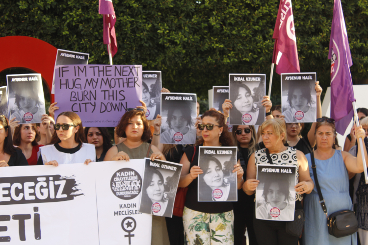 Adana'da Kadın Cinayetlerini Durduracağız Platformu, Kadın Meclisleri ve Genç Feministler, İstanbul’da iki genç kadının öldürülmesini protesto etmek amacıyla Atatürk Parkı'nda basın açıklaması düzenledi. Açıklamada söz alan Berfin Kılıç, yasaların uygulanmamasına tepki göstererek, gazeteciler, sanatçılar ve yargı mensuplarına sorumluluklarını hatırlattı. Kılıç, tüm kadınlara seslenerek, birlikte hareket etmeye ve kadın cinayetlerine karşı durmaya çağırdı. Berfin Kılıç, “Gazeteciler size sesleniyoruz, 6284 neden uygulanmadığını yetkililere sorun. Eylül ayında neden 34 kadın öldürüldü? Sanatçılar size sesleniyorum 6284 sahneye çıktığınızda koruma kanunu hatırlatın. Yasaları uygulamayanların tepesinde olun. Hakimler, savcılar size sesleniyoruz her mahkemede kendinize sorun vereceğiniz karar başka bir kadının hayatını nasıl etkiliyor?” diye ifade etti. Kadınlara sesleniyorum gelin yasaları uygulayalım” Kılıç: “Kadınlara sesleniyoruz 7- 70’ e tüm kadınlar size sesleniyorum gelin beraber durduralım. Gelin mahkeme salonlarının kapısında bekleyelim, gelin kadınları koruyalım gelin yasaları uygulayım.  Gelin kadın cinayetlerini durduralım” dedi.