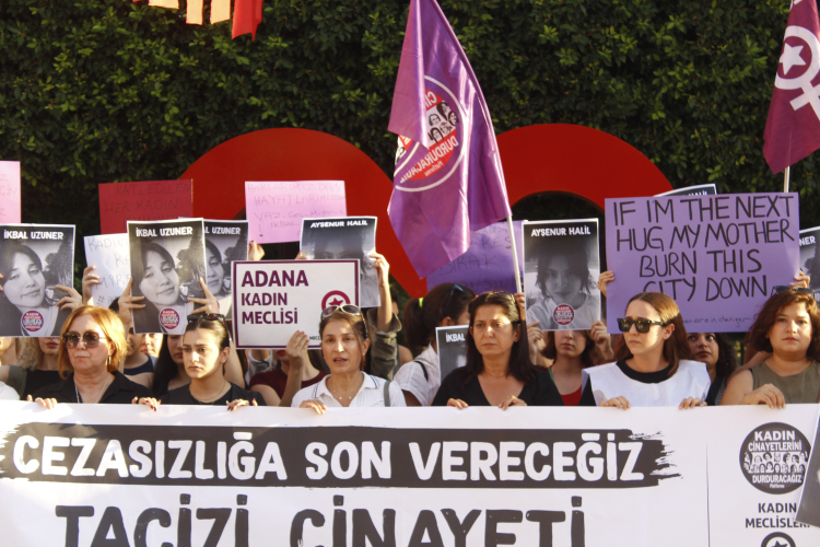 Adana'da Kadın Cinayetlerini Durduracağız Platformu, Kadın Meclisleri ve Genç Feministler, İstanbul’da iki genç kadının öldürülmesini protesto etmek amacıyla Atatürk Parkı'nda basın açıklaması düzenledi. Açıklamada söz alan Berfin Kılıç, yasaların uygulanmamasına tepki göstererek, gazeteciler, sanatçılar ve yargı mensuplarına sorumluluklarını hatırlattı. Kılıç, tüm kadınlara seslenerek, birlikte hareket etmeye ve kadın cinayetlerine karşı durmaya çağırdı. Berfin Kılıç, “Gazeteciler size sesleniyoruz, 6284 neden uygulanmadığını yetkililere sorun. Eylül ayında neden 34 kadın öldürüldü? Sanatçılar size sesleniyorum 6284 sahneye çıktığınızda koruma kanunu hatırlatın. Yasaları uygulamayanların tepesinde olun. Hakimler, savcılar size sesleniyoruz her mahkemede kendinize sorun vereceğiniz karar başka bir kadının hayatını nasıl etkiliyor?” diye ifade etti. Kadınlara sesleniyorum gelin yasaları uygulayalım” Kılıç: “Kadınlara sesleniyoruz 7- 70’ e tüm kadınlar size sesleniyorum gelin beraber durduralım. Gelin mahkeme salonlarının kapısında bekleyelim, gelin kadınları koruyalım gelin yasaları uygulayım.  Gelin kadın cinayetlerini durduralım” dedi.