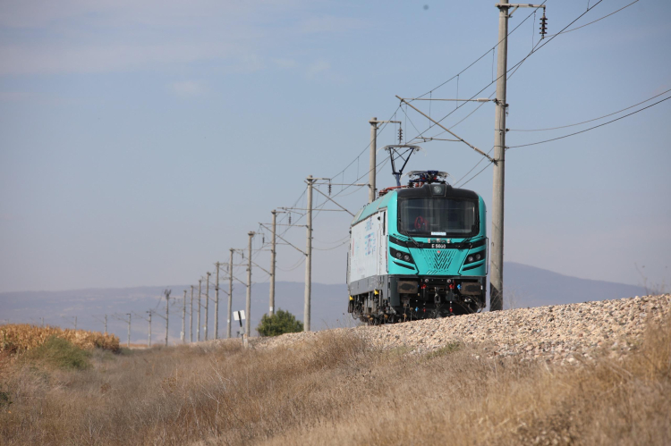 Ulaştırma ve Altyapı Bakanı Abdulkadir Uraloğlu, Türkiye'nin ilk yerli elektrikli ana hat lokomotifi ESKİŞEHİR-5000 projesinde önemli ilerlemeler kaydedildiğini açıkladı.