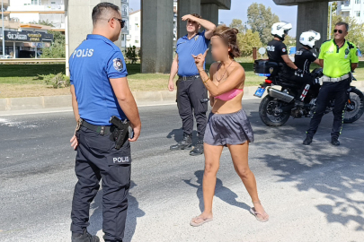 Antalya'da bikinili kadın trafiği tehlikeye düşürerek, polisi çileden çıkarttı