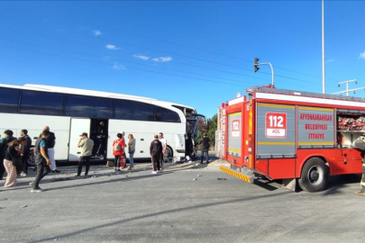 Afyonkarahisar'da yolcu otobüsüyle kamyon çarpıştı, muavin öldü, 19 kişi yaralandı