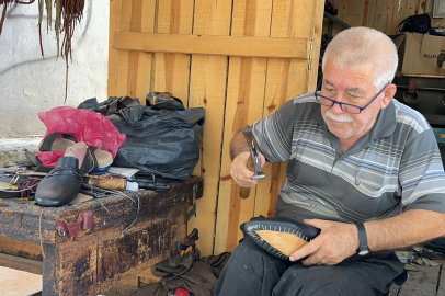 Depremden sonra ayakkabıcılığa devam eden 75 yaşındaki Sabri Yıldırım’ın mücadelesi