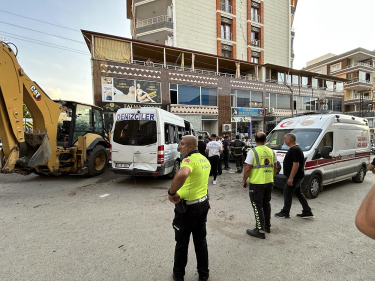 Hatay'da feci kaza İş makinesi fren arızasıyla ortalığı savaş alanına çevirdi 4