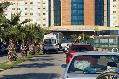 Semt pazarını aratmayan Yüreğir Devlet Hastanesi girişinde trafik çilesi