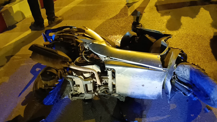 Adana Kozan'da otomobille çarpışan motosikletteki anne ve oğlu yaralandı 2