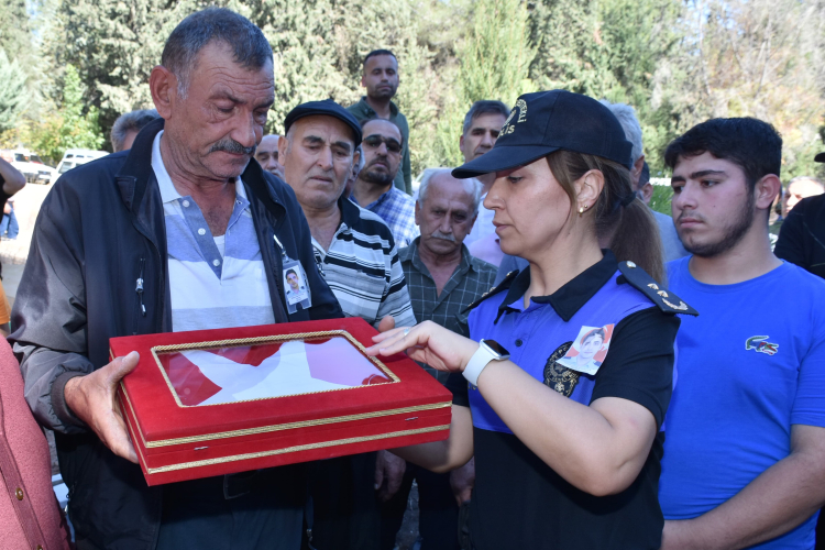 Adanalı Şehit Komiser Mehmet Esat Kayacan son yolculuğuna uğurlandı 4