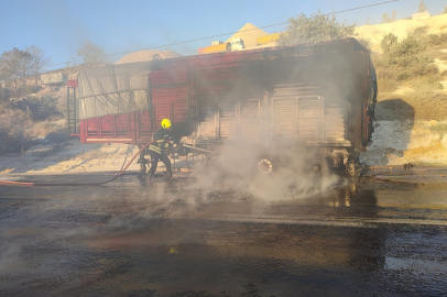 Mersin Tarsus'ta mısır yüklü tırda yangın çıktı