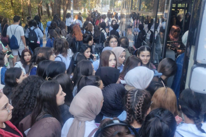 Adana'da öğrenciler toplu taşıma araçlarının kalabalık olması nedeniyle okula gitmekte zorlanıyor