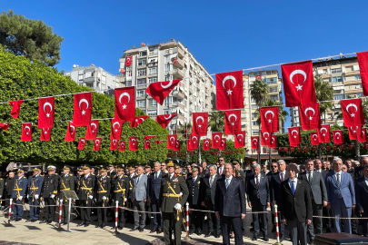 Cumhuriyet Bayramı kutlamaları Adana’da çelenk sunma töreni ile başladı