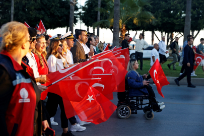 Mersin'de 101 metrelik Türk Bayrağı ile Cumhuriyet Yürüyüşü düzenlendi