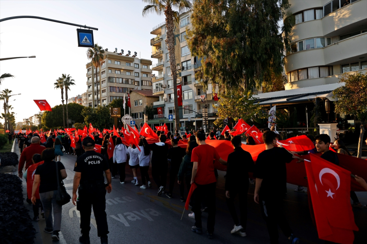 Mersin'de 101 metrelik Türk Bayrağı ile Cumhuriyet Yürüyüşü düzenlendi 2