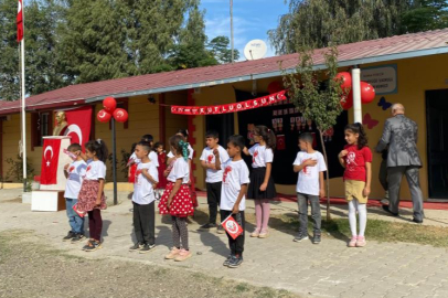 Adana'da köy okulu öğrencilerinin coşkulu 29 Ekim kutlaması