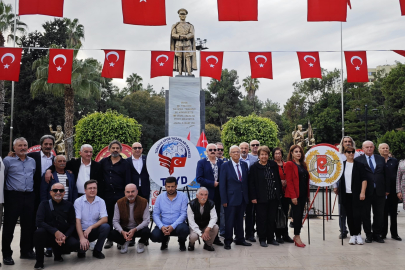 ÇGC ve TSYD Adana Şubesi üyeleri Atatürk Anıtı’na çelenk sunarak Cumhuriyet’i andılar