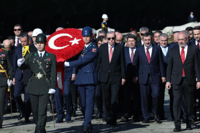 Cumhurbaşkanı Erdoğan başkanlığındaki devlet erkanı, Anıtkabir'i ziyaret etti