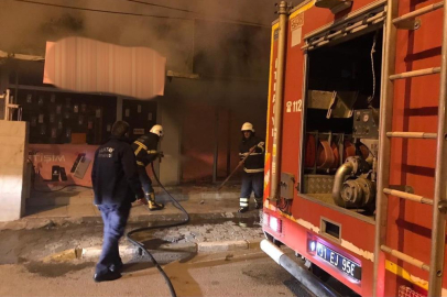 Hatay’da mağaza kundaklama anı kamerada