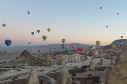 Kapadokya'da sıcak hava balonları Cumhuriyet Bayramı için süzüldü