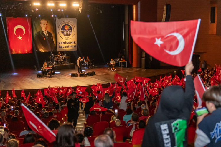 Mersin’de Cumhuriyet Bayramı coşkusu Suavi’den unutulmaz konser 2