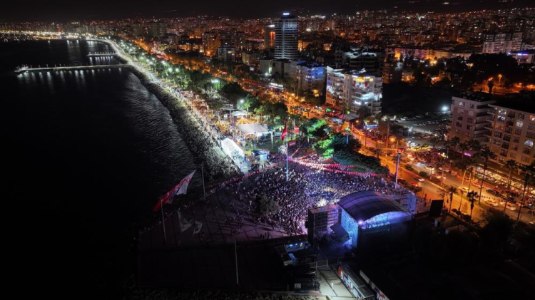 Mersinliler Gençlik Festivali'nde bir arada 3. Mersin Gençlik Festivali sürüyor 2