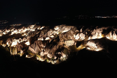 Kapadokya'nın peribacalarıyla kaplı vadisi "Güvercinlik" gece de turist çekecek