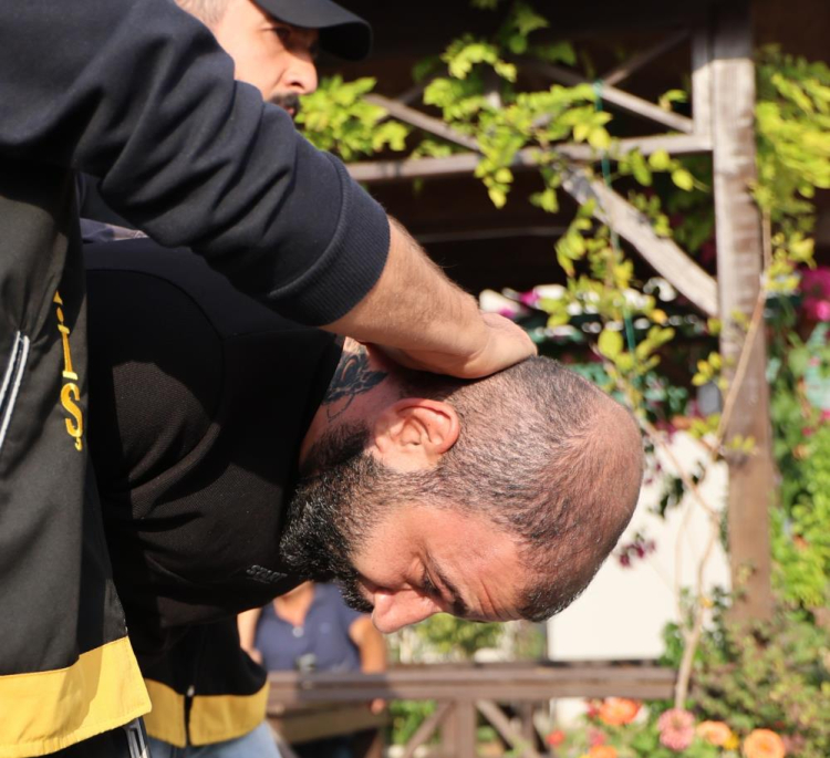 Adana'da kuyumcuyu vurup altın çalan soyguncu, Baykuş gözü dövmesiyle yakalandı 2