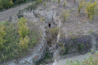 Deprem sonrası tarlada oluşan 4 metrelik dev yarık korkutucu görünüyor