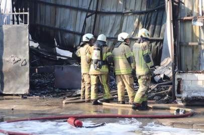 İzmir'de kimya fabrikasında yangın: 2 yaralı, alevler yandaki fabrikaya sıçradı